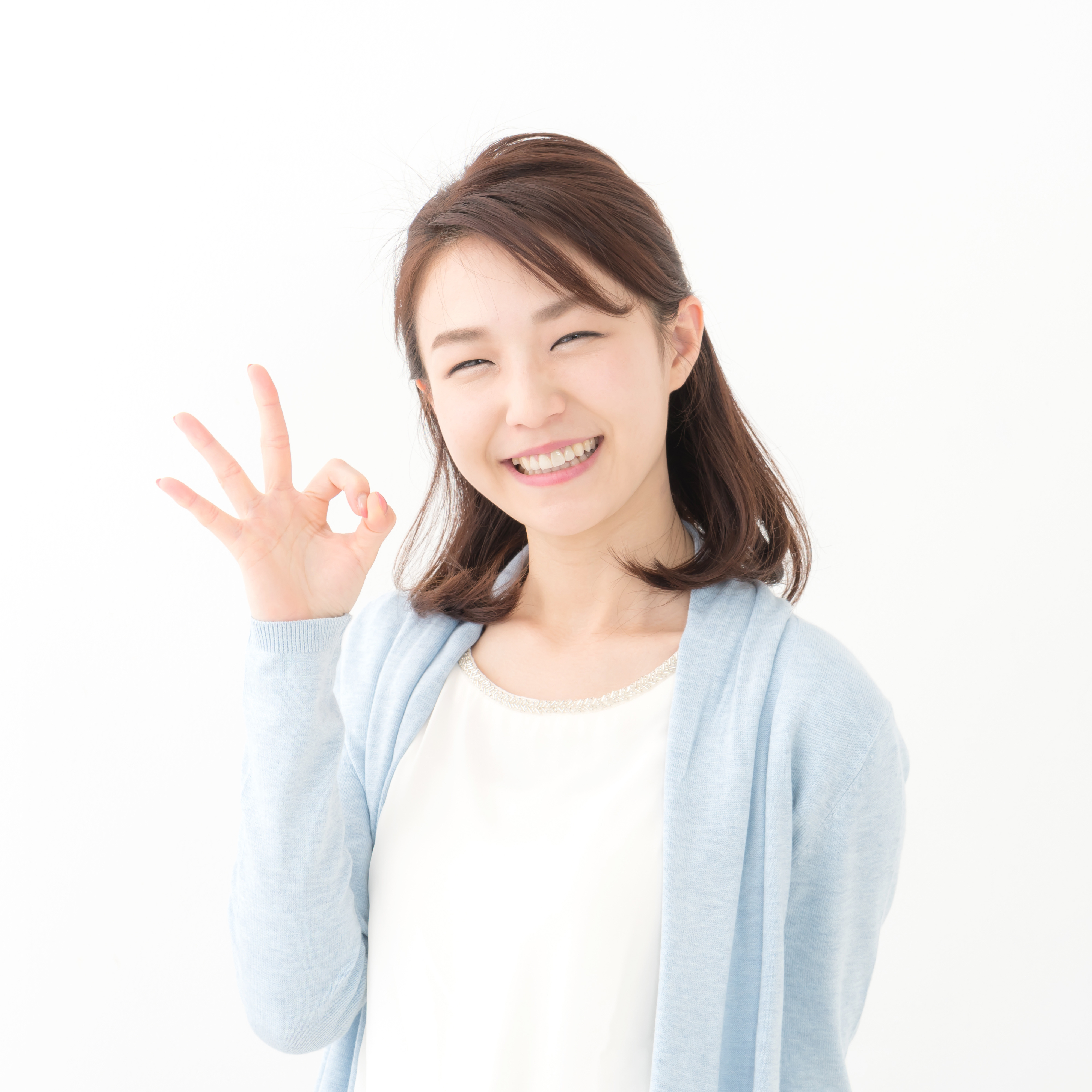 笑顔でスマートフォンを操作する女性