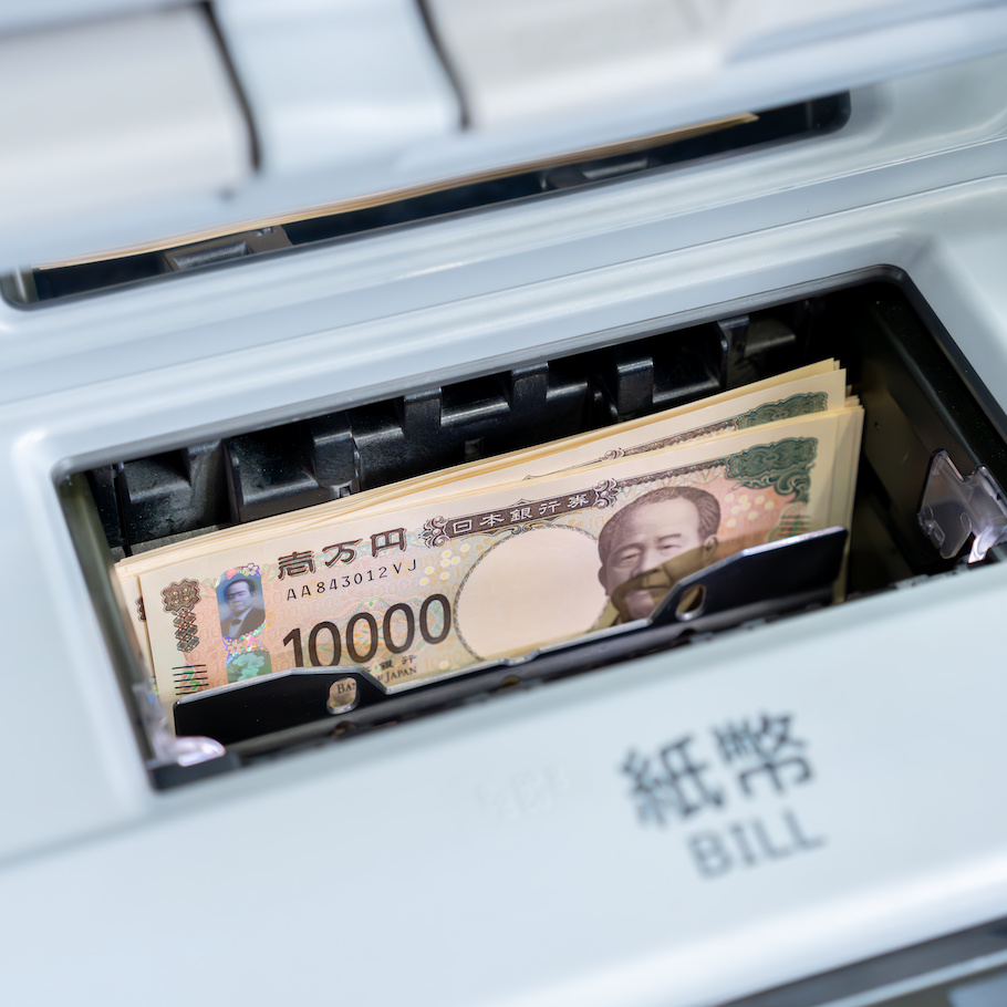 オフィスでバーチャルディスプレイを操作する男性